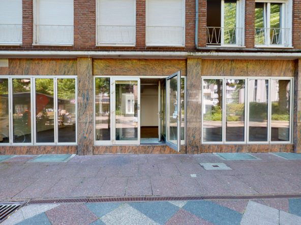 Ladenfront mit geöffnetem Kundeneingang