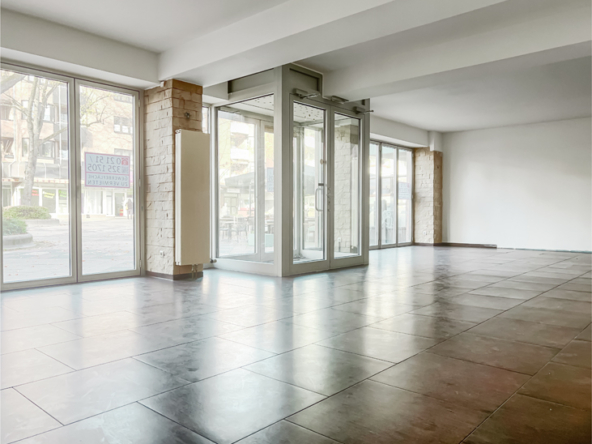 heller Eingangsbereich und lange Glasfront von innen