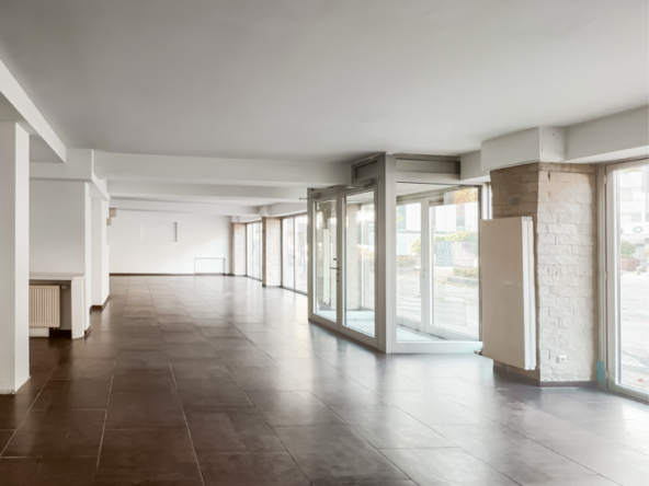 lange Sichtachse entlang der Fensterfront